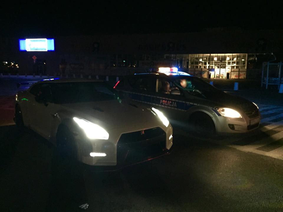 Policjant w cywilu podchodzi do Nissana. „Dzień dobry. Starszy aspirant XXXXXX. Nie obrazi się Pan taką sytuacją, że Pana zatrzymaliśmy, ale … z kolegami chcieliśmy zobaczyć co to za samochód, bo pierwszy raz takie cudo widzimy.”