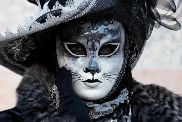 Czy nazwisko w nazwie firmy to droga do rozpoznawalności, czy ślepy zaułek? Analizuję eponimy, przykłady marek i decyzje, które zostają na lata.