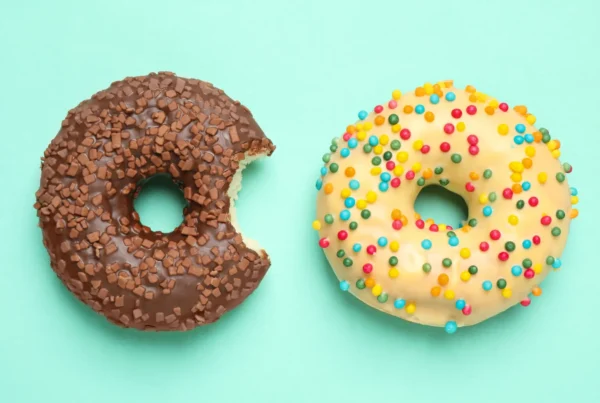 Patriotyzm gospodarczy niejedno ma imię. Czy na zakupach przeważa w decyzji zakupowej, czy nagle ginie? O tym jak sieci handlowe wykorzystują patriotyzm gospodarczy w komunikacji i czy konsumenci naprawdę kupują „polskość” marki. Dane, case’y, refleksje.