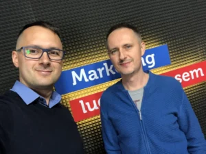 Naming, czyli jak podejść do wymyślania nazw? Rozmowa na dwa głosy z Łukaszem Wołkiem prowadzącym podcast Marketing Ludzkim Głosem.
