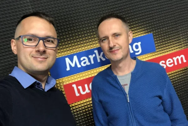 Naming, czyli jak podejść do wymyślania nazw? Rozmowa na dwa głosy z Łukaszem Wołkiem prowadzącym podcast Marketing Ludzkim Głosem.
