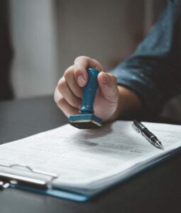 Weryfikacja nazwy w urzędzie patentowym minimalizuje ryzyko odmowy przez eksperta lub weta w procedurze sprzeciwowej poprzez wstępną ocenę kolizyjności. Po wyborze nazwy rekomendujemy współpracę z rzecznikiem patentowym. Jego rolą jest wykonanie pełnego badania i określenie prawdopodobieństwa uzyskania ochrony prawnej.