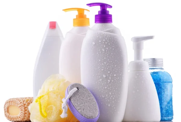 Konrad Gurdak – konsultant namingowy i strateg marek, gość podcastu „Marketing w Kosmetykach”, odcinek: „Czy nazwa marki kosmetycznej ma znaczenie?”