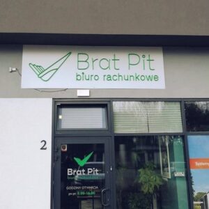 Nazwa biura rachunkowego Brat Pit, jest przyjacielem w wypełnianiu zeznań księgowych (i PITów). Klarowna analogia do nazwiska aktora Brad Pitt