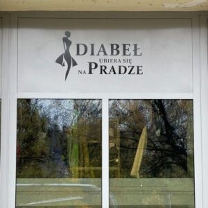 Zdjęcie idealnie pokazuje jak niewielka jest różnica w tytule kultowego filmu "Diabeł ubiera się u Prady" z nazwą sklepu sukien ślubnych "Diabeł ubiera się na Pradze". Piękna gra słów, kreatywność. Prawdziwa kozacka nazwa.
