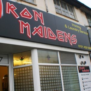 Usługi prasowania i prania pod nazwą Iron Maidens oczywiście nawiązują do heavy metalowego zespołu Iron Maiden. Chwytliwa gra słów. Prawdziwa kozacka nazwa.