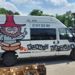 Kartonowe pudełka wzięła się z inpiracji nazwy sieci telewizyjnej Cartoon Network.