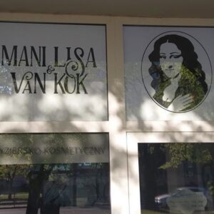 Piękność urody kobiecej przedstawia nazwa salonu fryzjersko-kosmetycznego Mani Lisa Van Kok. Inspiracja od dwóch historycznych postaci, malarza Vincent van Gogh oraz Mona Lis (obraz dzieła Leonardo da Vinci).