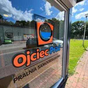 Ojciec Prać jest nazwą dla pralni samoobsługowych. Świetny przykład nazwy inspirowanej kultowym hasłem, sloganem reklamowym dla proszku Pollena2000. Tak należy szukać inspiracji w namingu. Chwytliwa gra słów. Prawdziwa kozacka nazwa.